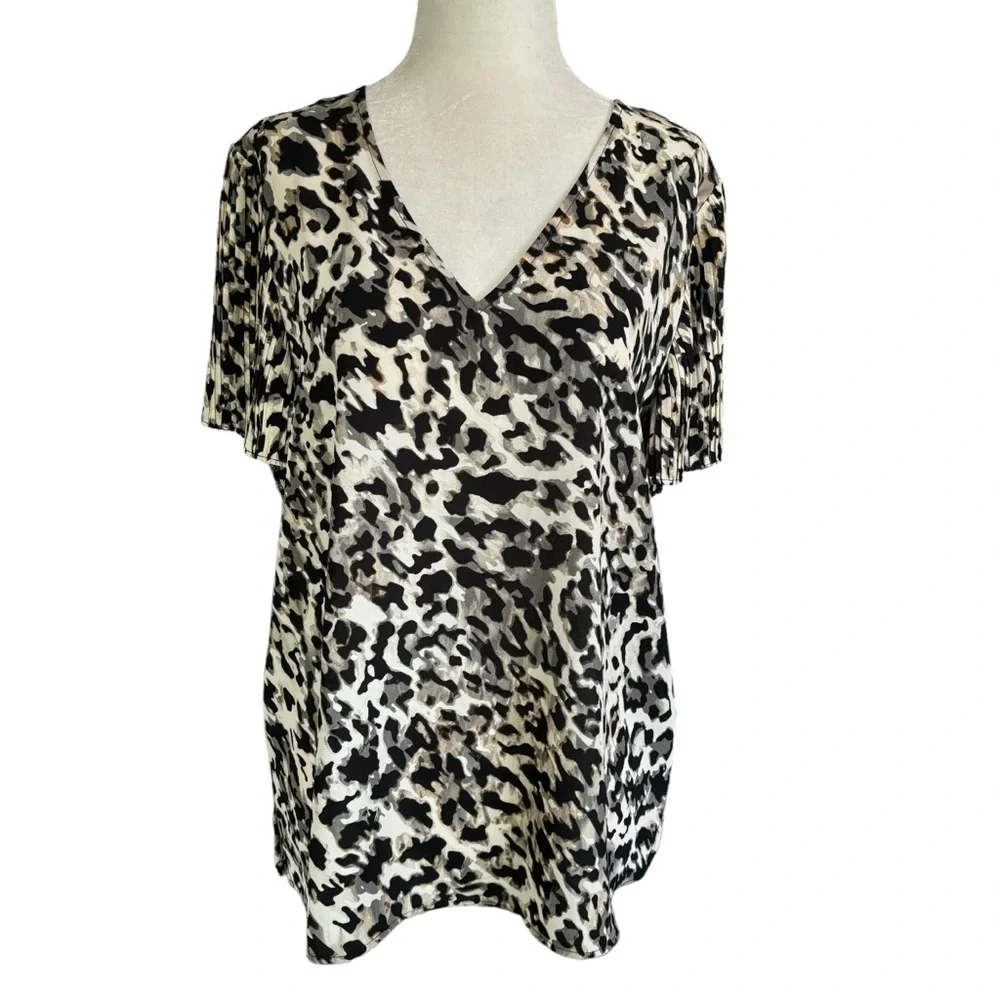 Vince Camuto NWT Animal Print Blouse with Flutter Crepe Sleeve M - Picture 1 of 11
